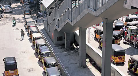 A serpentine queue of auto-rickshaws seen at an LPG refilling station at Errum Manzil in Hyderabad on Tuesday.