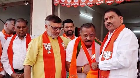 At Shamlaji, in the presence of State Minister P C Baranda, Ninama donned the saffron scarf.