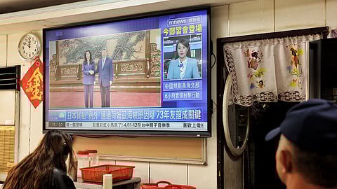 A television shows the meeting between Kuomintang (KMT) chairwoman Cheng Li-wun and Chinese President Xi Jinping in Beijing, at a restaurant in Taipei, on April 10, 2026.