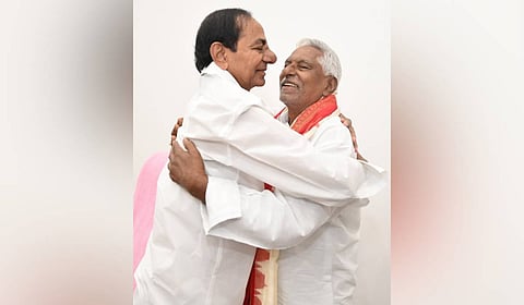 Former Minister and former Congress leader T Jeevan Reddy met BRS chief K Chandrasekhar Rao at the latters farmhouse in Erravelli on Friday