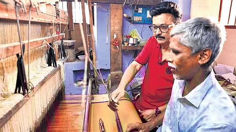 Chief Minister MK Stalin trying his hand at a handloom during his visit to Paramakudi in Ramanathapuram on Sunday.