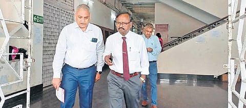 Retd district judge Laxmidhar Biswal (right) during his visit to SCB MCH to probe the trauma care ICU fire mishap.