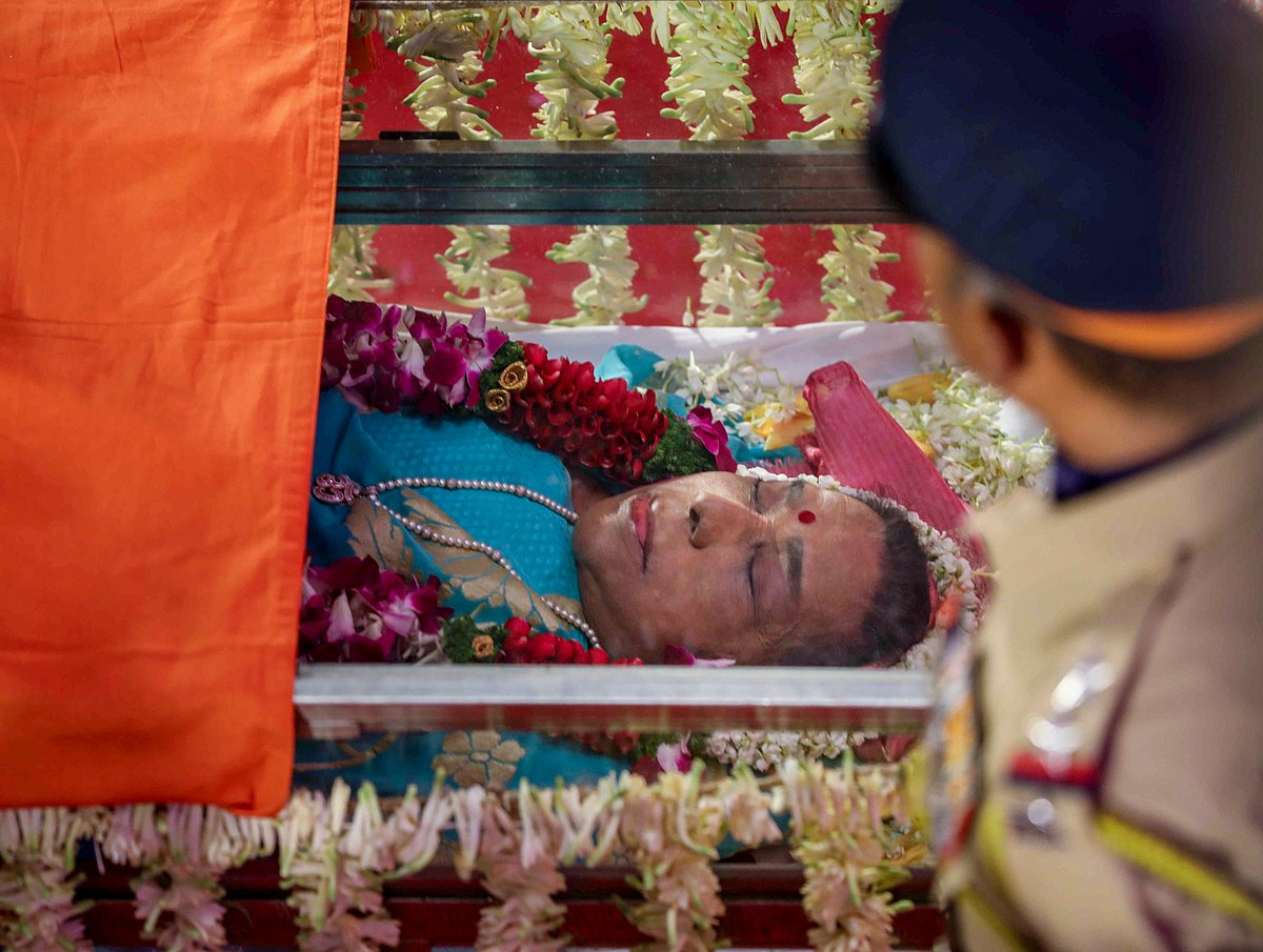 'India bids farewell': Legendary singer Asha Bhosle cremated with full state honours in Mumbai