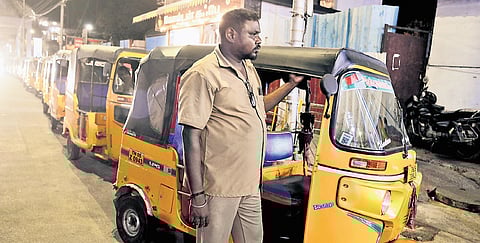 Auto drivers wait in long queue to refill LPG at a bunk in Guindy | Martin Louis