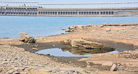 The water level at the Krishna Raja Sagara Dam (KRS) built across the Cuavery in Mandya district dropped to 100.96 ft on Thursday, below its Full Reservoir Level of 124 ft.