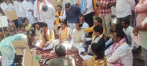 During the discussions, locals submitted a memorandum to the BJP team. 