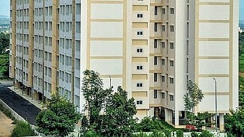 The authority directed immediate completion of stalled works, issuance of Occupancy Certificates (OC) and payment of interest for delays extending over a decade.