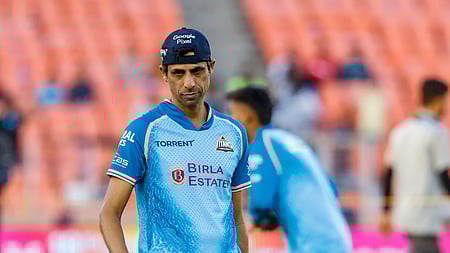 Ashish Nehra is like a football coach, never sits still: Harbhajan