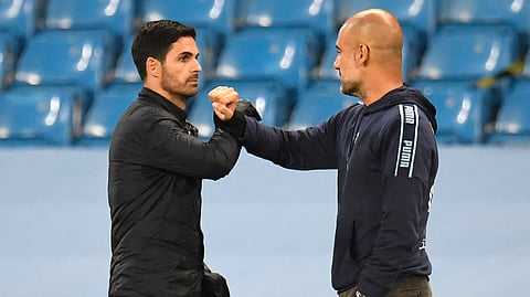 Arsenal's head coach Mikel Arteta (L)  amd Manchester City's manager Pep Guardiola