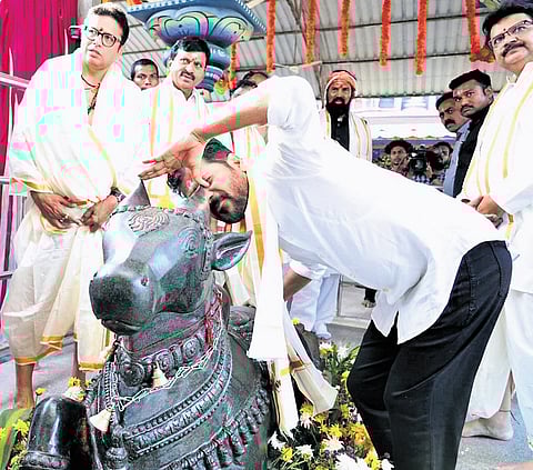 Chief Minister A Revanth Reddy takes Shrungadarshan at the Kaleshwara Mukteshwara Swamy temple in Jayashankar Bhupalpally district on Monday.