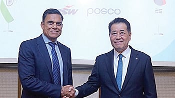 JSW Group chairman Sajjan Jindal shaking hand with POSCO chairman Chang In-Hwa | Express