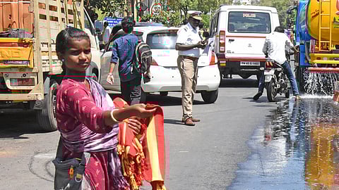 Nomadic Buduga Jangam vendors selling party shawls at a political party’s campaign in Tiruchy.
