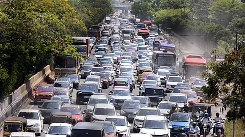 The traffic pile-up started around 9 pm on Wednesday and lasted until 1 pm on Thursday. 