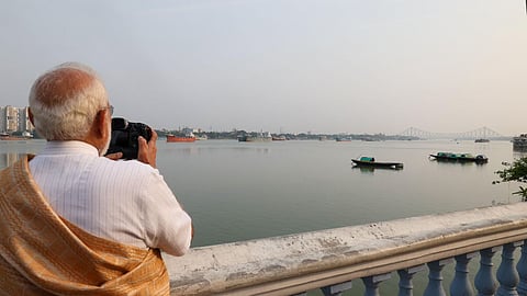 PM Modi caught a close glimpse of the Vidyasagar Setu and Howrah Bridge.