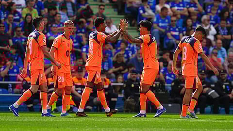 Barcelona's Marcus Rashford, third from left, is congratulated after scoring his side's 2nd goal during the Spanish La Liga soccer match between Getafe and Barcelona in Getafe, Spain, Saturday, April 25, 2026