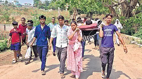 Asha and fellow volunteers carrying a dead body to the cremation ground for the conduct of the last rites.