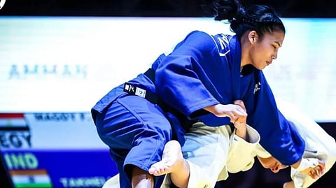 (in blue) Inunganbi Takhellambamin action 