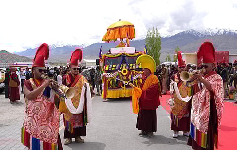 Traditional performances, ceremonial honours and sacred rituals marked the reception ceremony.