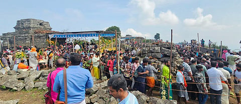 A huge crowd thronged the Mangala Devi Kannagi Temple on top of the hill for the Chitra Pournami festival on Friday. A constable was among those injured.