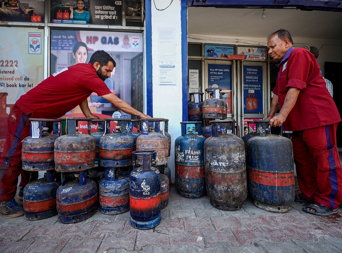 Using war as excuse to raise prices': Opposition demands rollback of LPG  hike, slams Centre