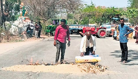 Paddy farmers stage protest at Yallareddypally in Nizamabad on Friday.