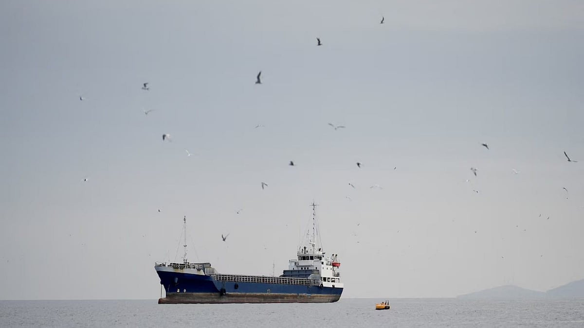 Iranian supertanker carrying oil worth USD 220 million evades US blockade