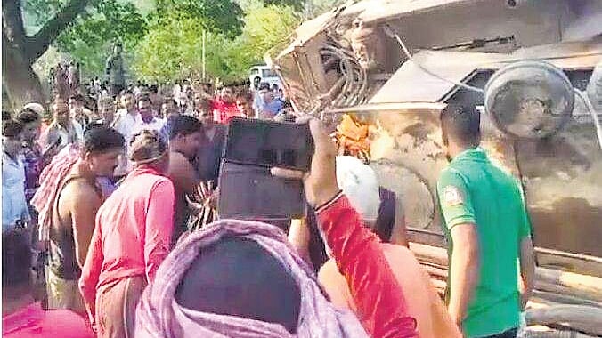 12 hurt as drilling truck overturns in Odisha