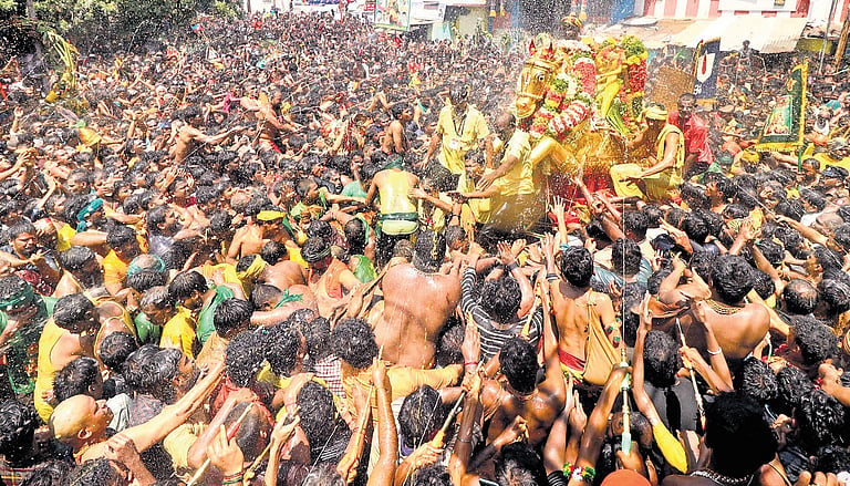 Thoonga Nagaram steps out to watch Alagar enter Vaigai