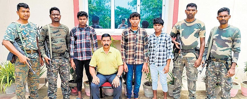 Odisha Three Chhattisgarh Militias Surrender Before Malkangiri Sp