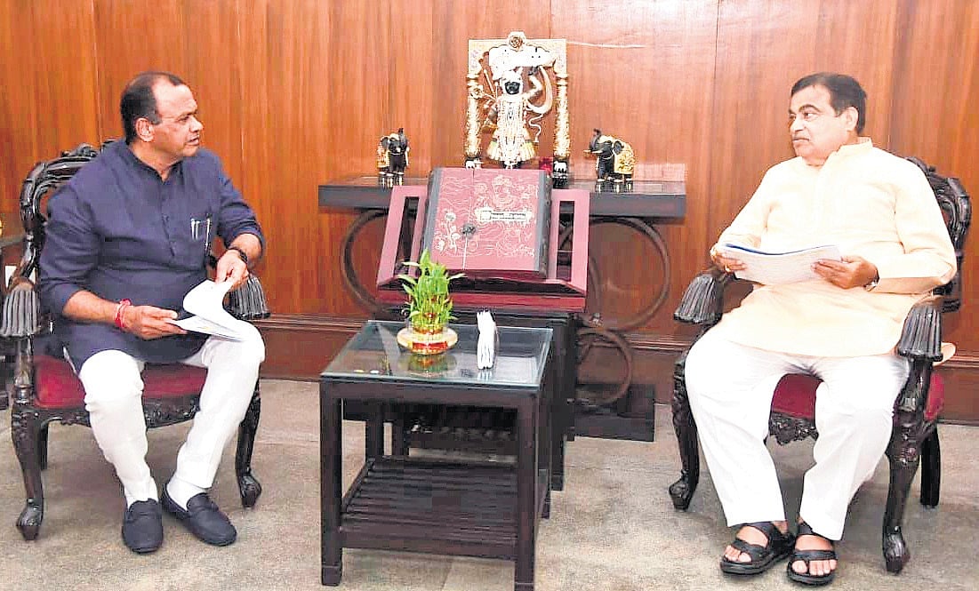 Venkat asks Gadkari to convert 16 state highways into NHs