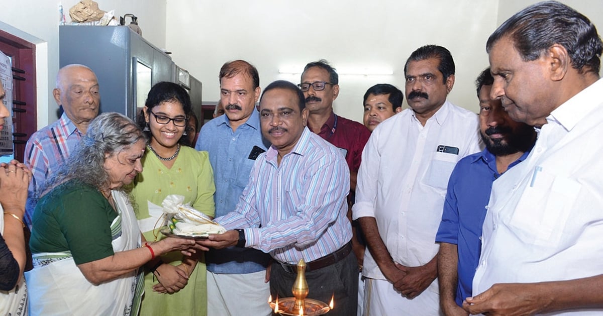 Uthrada Kizhi presented to Vayaskara royal family in Kerala