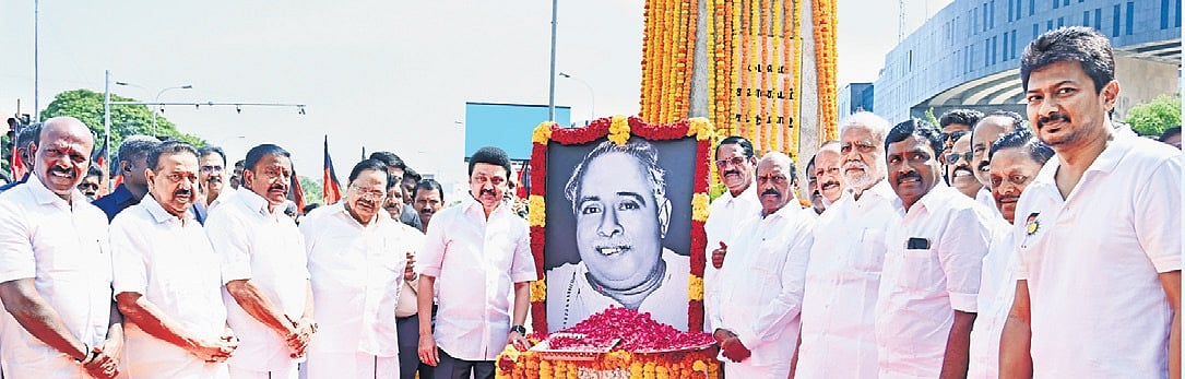 TN political leaders pay tribute to Annadurai