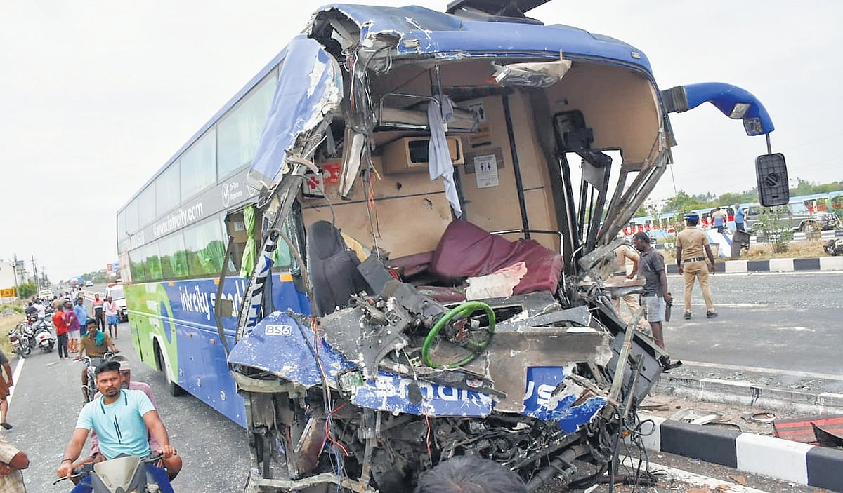 Five killed in Karur bus-van crash in Tamil Nadu