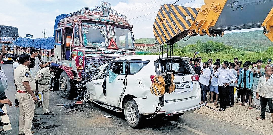 Six killed, two hurt as car rams into lorry in Andhra