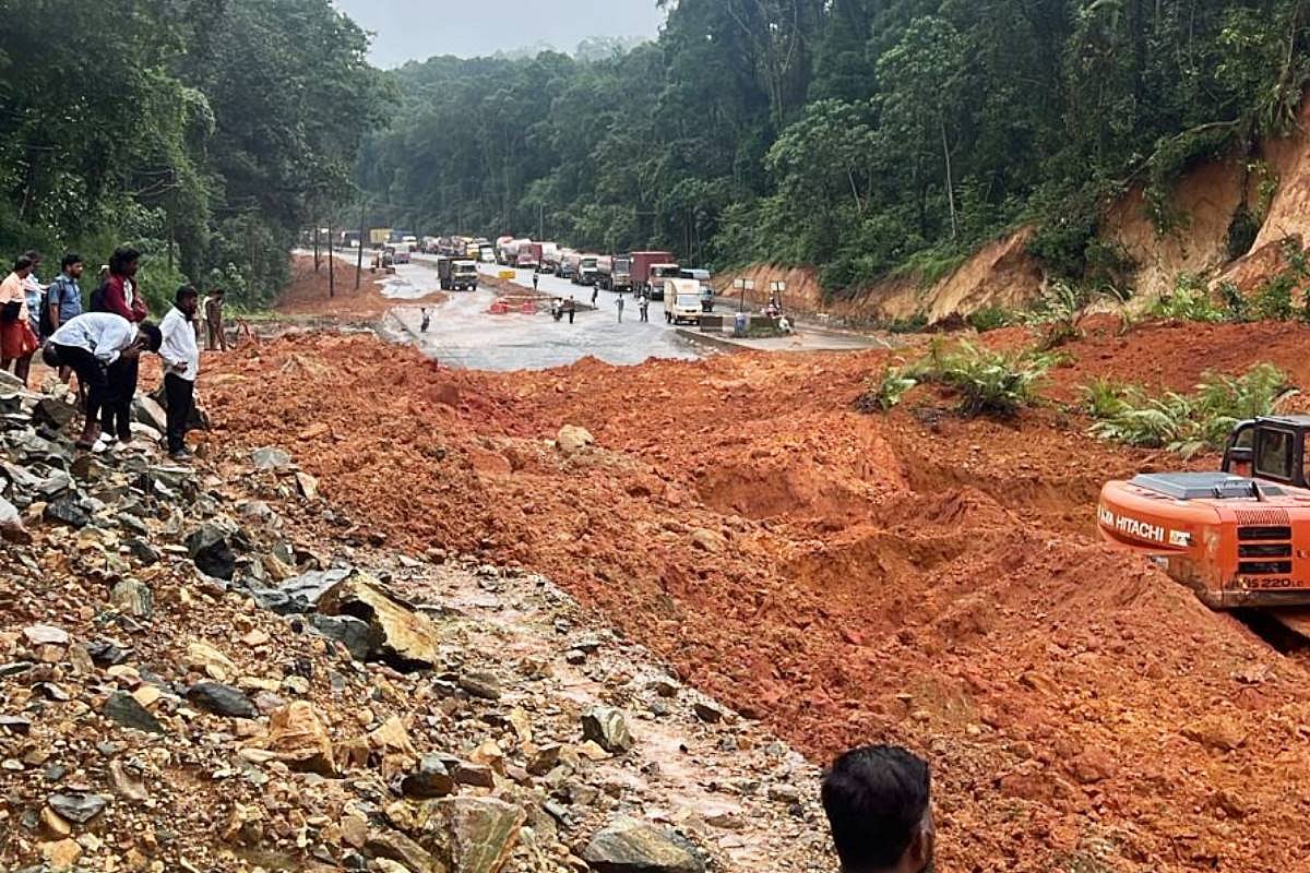 Massive landslide on NH-75 brings Mangaluru–Bengaluru traffic to a halt