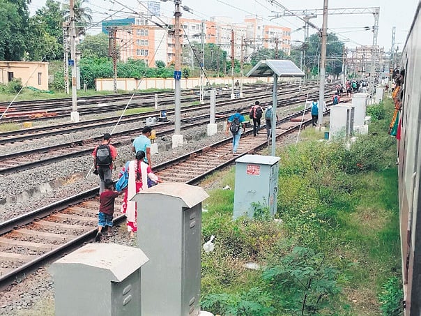 Empty rakes block 3 platforms, 50 passengers forced to jump off local ...