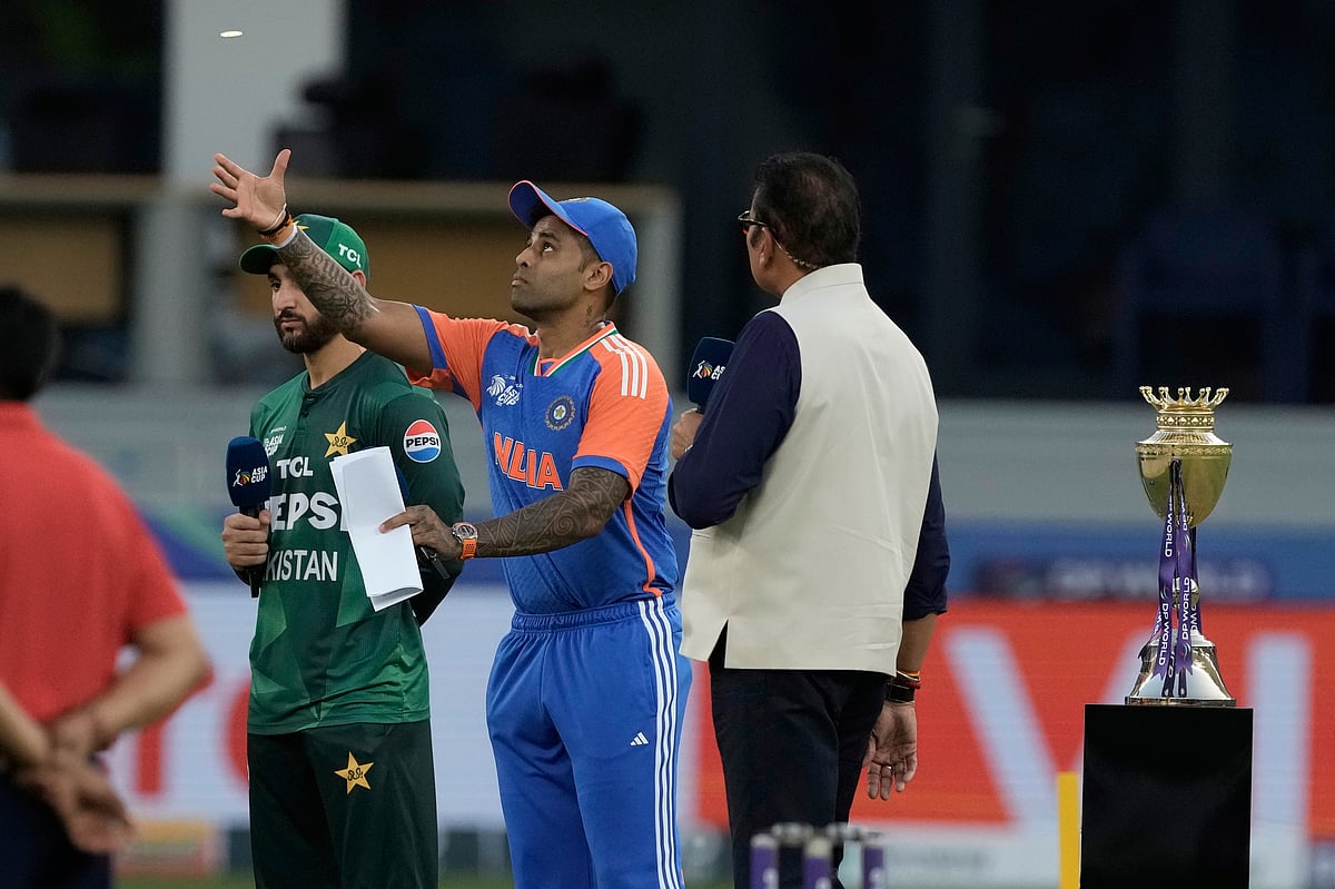 Pakistan opt to bat against India; no handshake at toss between captains