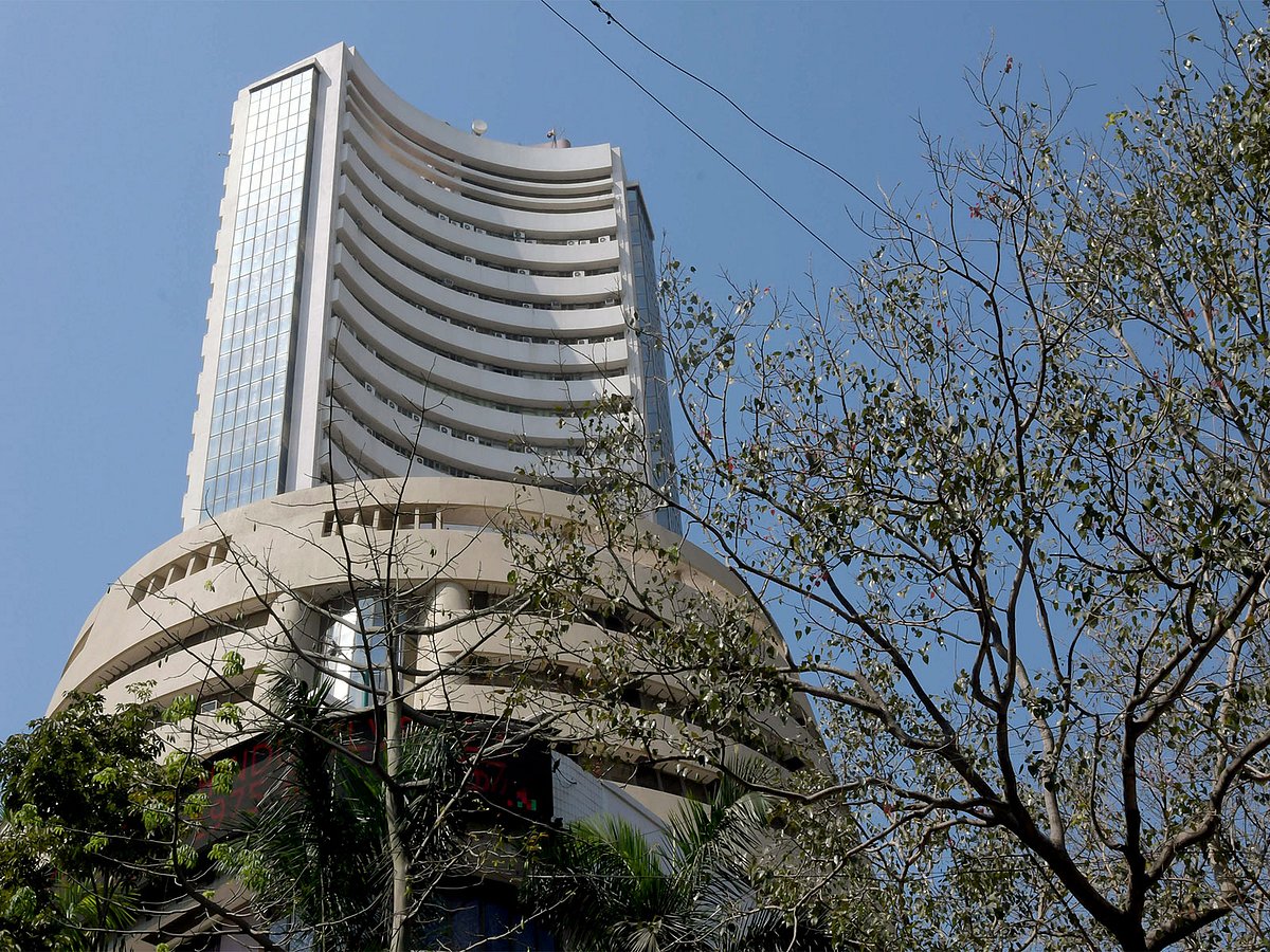 Indian markets extend losing streak; Sensex and Nifty end marginally lower