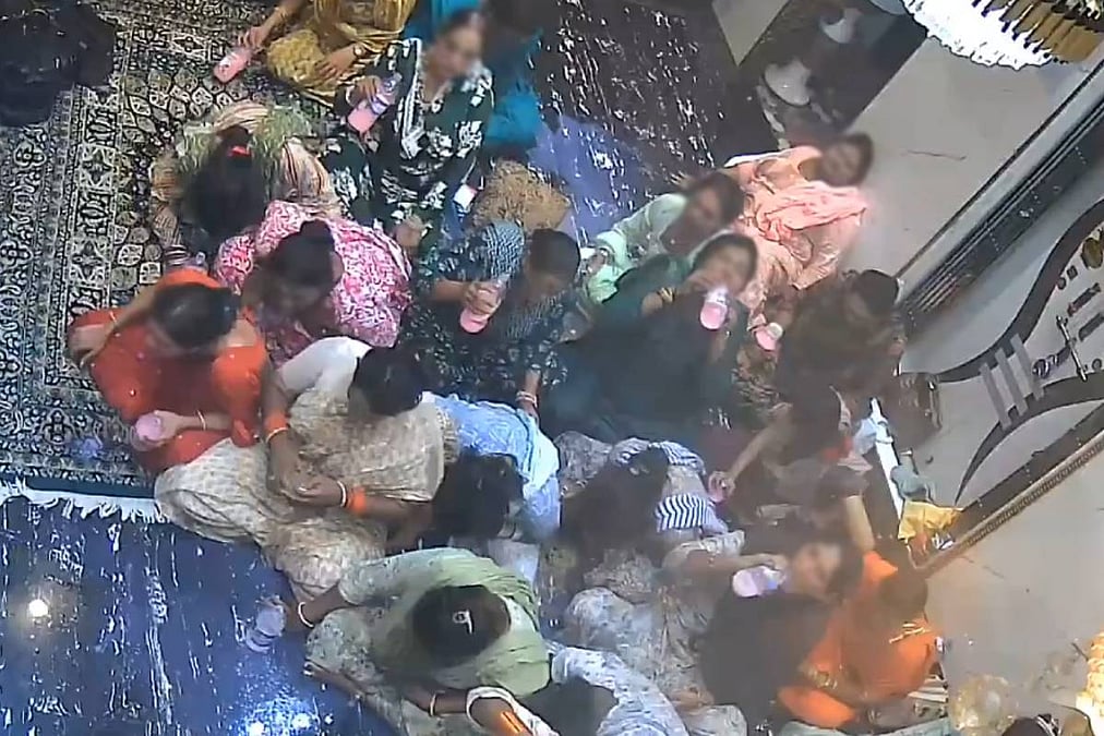 Mass Hospitalisation in Indore: Around 25 Transgender Individuals Allegedly Consume Phenyl