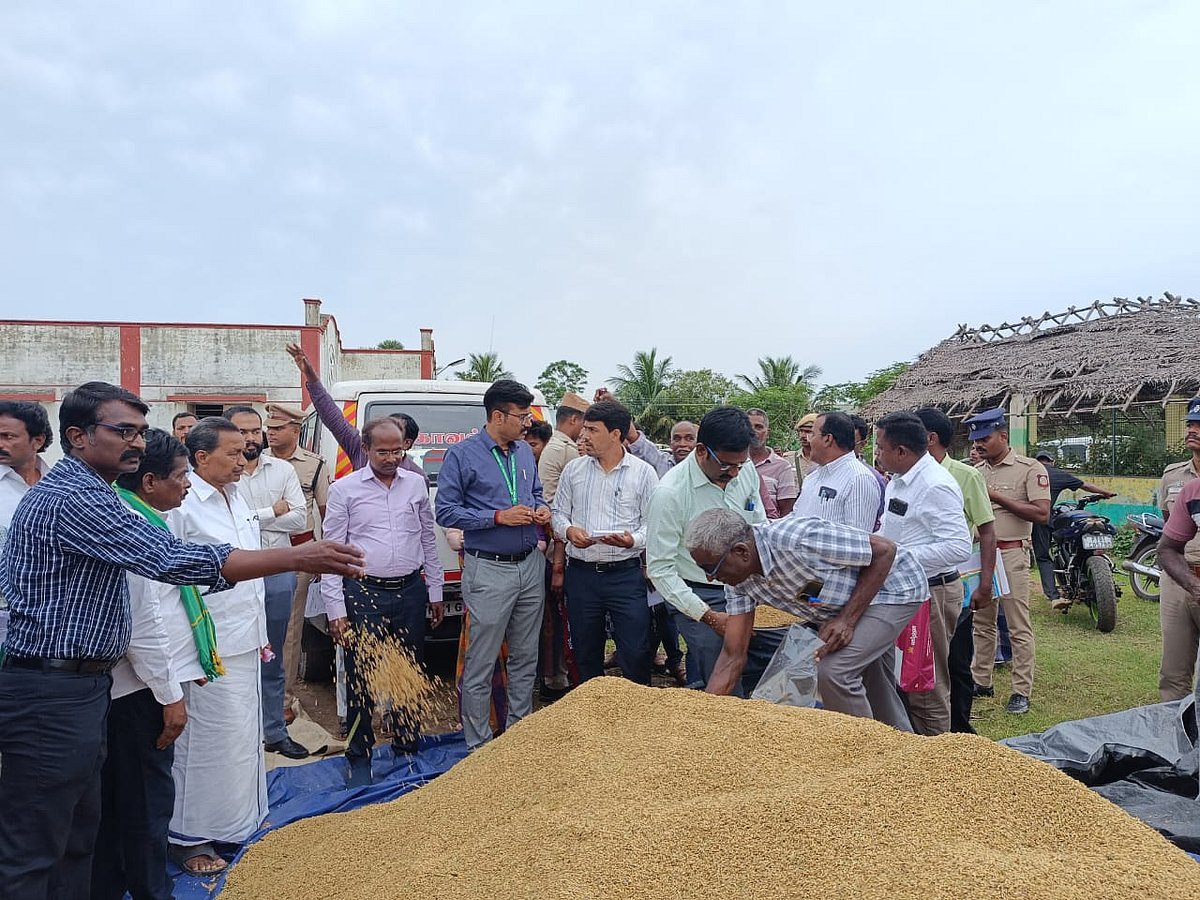 Central officials review paddy moisture in Mayiladuthurai, Nagapattinam