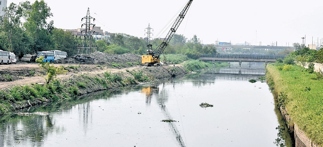 https://media.newindianexpress.com/newindianexpress/2025-12-11/mxoometj/Najafgarh-drain.jpg?auto=format%2Ccompress&enlarge=true&fit=max&h=675&w=1200