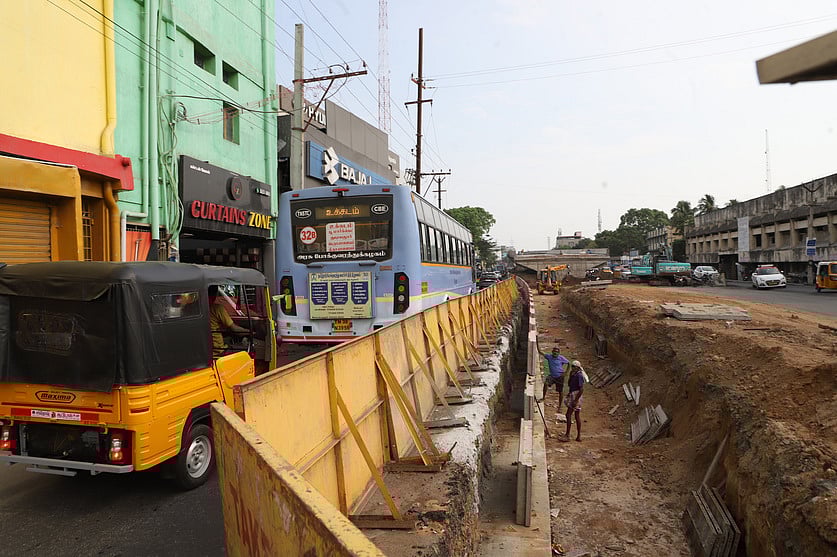 Narrow service road at Saibaba Colony flyover draws criticism in Coimbatore